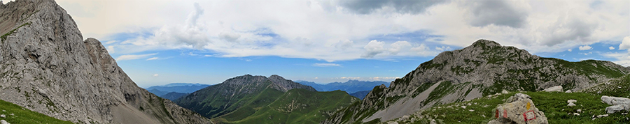 Panoramica dalla quota 2160 sopra il Passo di Corna Piana (2130 m)